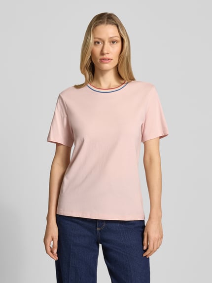 Frauenmodel trägt T-Shirt aus reiner Baumwolle von Jake*s Casual in Rosa mit geradem Schnitt und Rundhalsausschnitt, Nahaufnahme Oberkörper.