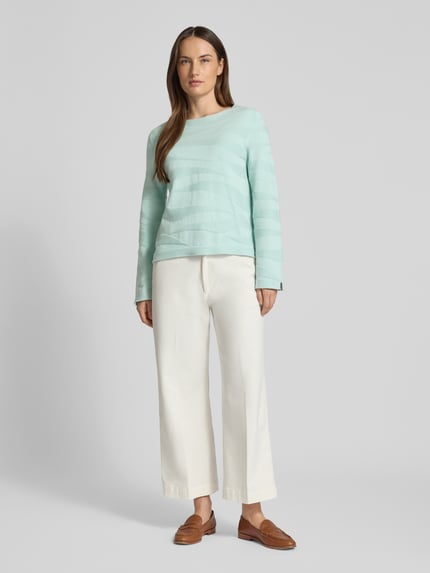 Modelka nosi Regular Fit Pullover aus reiner Baumwolle von Tom Tailor, miętowy, strukturalny wzór, długi rękaw, krój regular fit, bawełna, przód całej sylwetki.