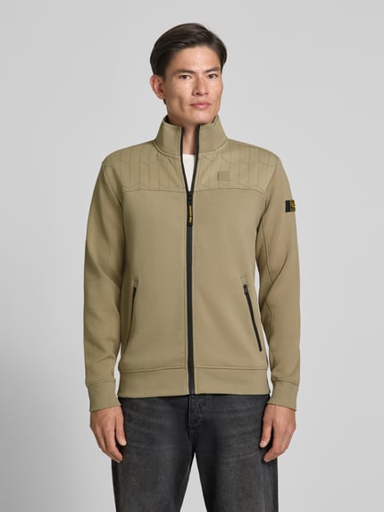 Männermodel trägt Sweatjacke mit Label-Patches und Stehkragen von PME Legend, beige, Ziernähte, Reißverschlusstaschen, Ganzkörperansicht von vorne. Baumwoll-Mix mit Stretch-Anteil, Straight Fit, gerippte Abschlüsse, Rückenlänge Größe M 73 cm, Ärmellänge 68 cm.