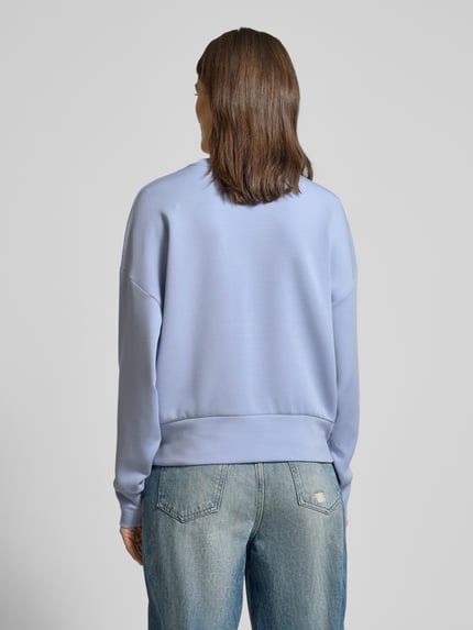 Vrouwenmodel draagt lichtblauwe relaxed fit MOS MOSH sweatshirt uit viscosemix met ronde hals, model 'CELLI', volledige rugaanzicht.