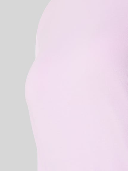 Frauenmodel trägt Pyjama-Oberteil aus Modal-Elasthan-Mix mit Rundhalsausschnitt von SCHIESSER in zartem Rosa, glatte Textur, Nahaufnahme Oberkörper. Damen Pyjama-Oberteil, Regular Fit, Longsleeve.