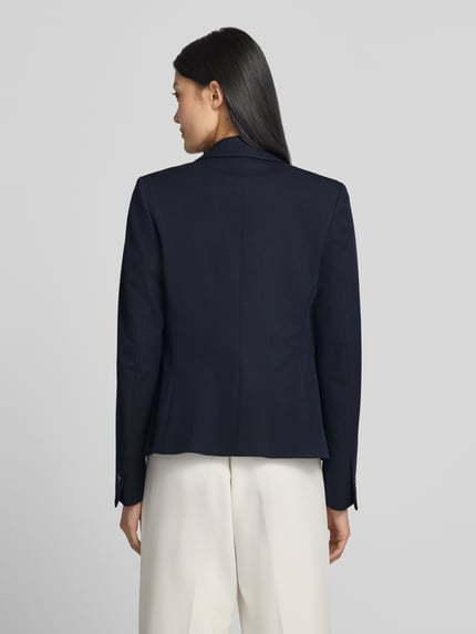 Frauenmodel trägt Blazer mit Leistentaschen und Reverskragen von Christian Berg Woman Selection, Material-Mix mit Viskose-Anteil, Straight, dunkelblau, Rückansicht Ganzkörperansicht.