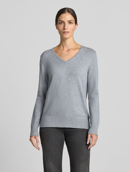 Frauenmodel trägt Regular Fit Sweatshirt aus Viskose-Anteil von Christian Berg Woman, hellgrau, V-Ausschnitt, gerippte Abschlüsse, Ganzkörperansicht von vorne.