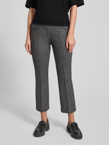 Frauenmodel trägt Slim Fit Stoffhose mit Viskose-Anteil Modell 'Jenny' von TONI, grau mit Bügelfalten und elastischem Bund, Nahaufnahme Oberkörper, Material-Mix, Paspeltaschen, Bundweite 37 cm, Innenbeinlänge 68 cm.