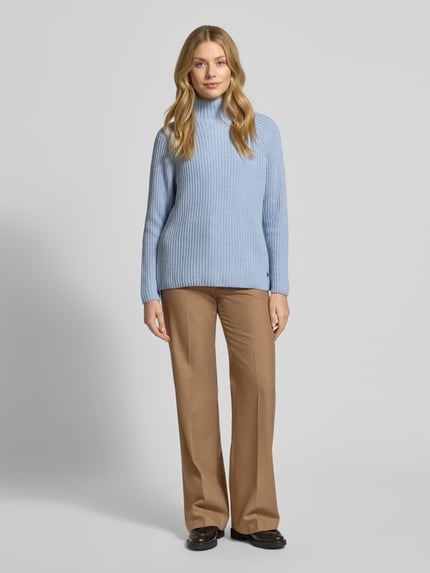 Frauenmodel trägt Strickpullover mit Woll-Anteil von Smith and Soul, hellblau, lässiger Schnitt, Stehkragen, glatte Textur, Ganzkörperansicht von vorne.