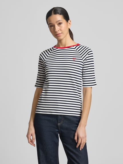 Frauenmodel trägt Shaped Fit T-Shirt aus reiner Baumwolle von Tom Tailor Denim, gestreift, unifarben, Rundhals, Label- und Herz-Stitching, Feinripp, Ganzkörperansicht von vorne