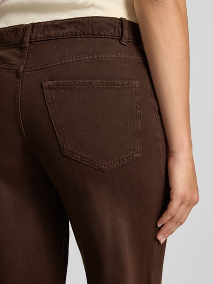 Frauenmodel trägt Wide Fit Jeans mit Eingrifftaschen von REVIEW in Braun, reine Baumwolle, Nahaufnahme Rückansicht, Kontext: Damen Jeans, Knopf- und Reißverschluss, Bundweite 38 cm, Innenbeinlänge 80 cm.