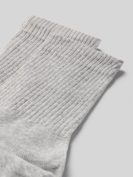 Produktfoto, graue Socken mit elastischem Bund Modell 'Crew' im 2er-Pack von Snocks aus elastischem Baumwoll-Mix, feine Rippstruktur.