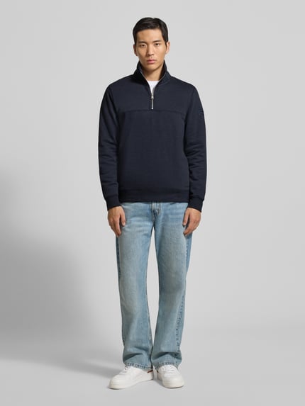 Männermodel draagt Regular Fit Sweatshirt aus reiner Baumwolle van Marc O'Polo, uniekkleurig, lange mouwen, opstaande kraag, voorkant, volledige lichaamsweergave.