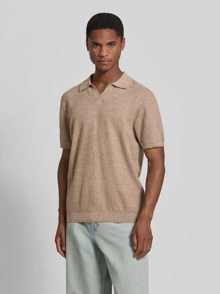 Männermodel trägt Regular Fit Poloshirt in Strick-Optik von JAKE*S STUDIO MEN, Reine Baumwolle, beige, Polokragen, Kurzärmelig, Ganzkörperansicht von vorne