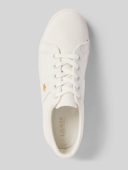 Produktfoto, Sneaker met labelapplicatie model 'JANSON II' van Lauren Ralph Lauren, witte kleur, afgeronde punt, vetersluiting, dames sneaker, hakhoogte maat 40: 2 cm, schachthoogte 6 cm, schachtbreedte 6 cm, bovenaanzicht.