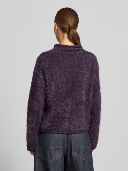 Frauenmodel trägt Strickpullover mit Stehkragen Modell 'CAT' von FREE/QUENT in Dunkellila, Effektgarn, Regular Fit, Ganzkörperansicht Rückansicht.