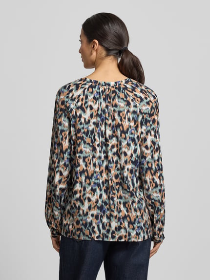 Frauenmodel trägt Blusenshirt aus reiner Viskose von Christian Berg Woman mit Allover-Animal-Muster, lockere Passform, Ganzkörperansicht Rückansicht