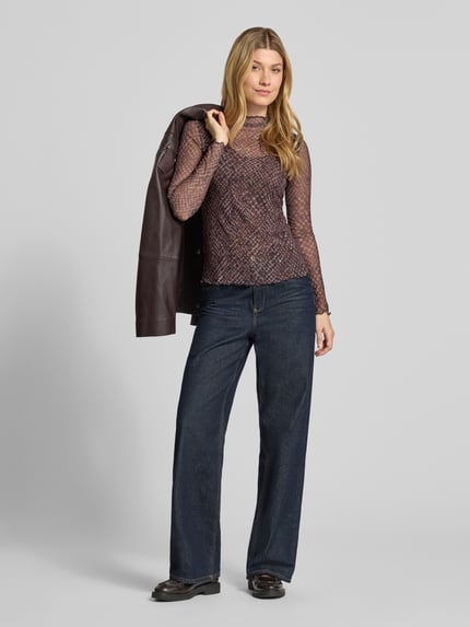 Frauenmodel trägt Semitransparentes Longsleeve mit Stehkragen von zero, Material-Mix mit Stretch, dunkle Töne, Ganzkörperansicht von vorne.