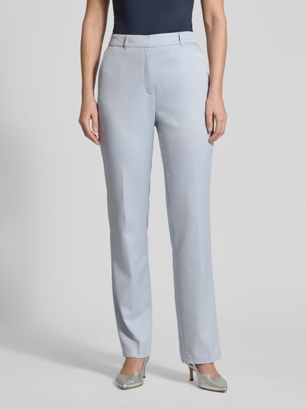 Vrouwenmodel draagt Regular Fit Weite Hose aus Viskose-Mix van s.Oliver BLACK LABEL met all-over patroon, wide leg, riemlussen, haak- en ritssluiting, zijzakken en decoratieve achterzakken, lichtblauwe tint, viskozemix materiaal, vooraanzicht hele lichaam.