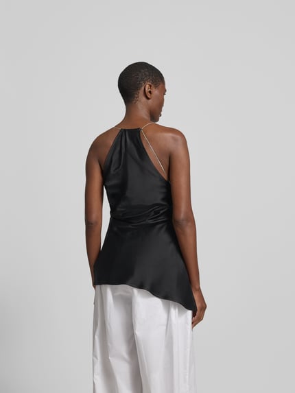 Männermodel trägt Top aus Satin mit Viskose-Anteil von Victoria Beckham, czarny dopasowany krój, mieszanka materiałów, krój bez rękawów, długość tyłu w rozmiarze 36: 70 cm, Ganzkörperansicht Rückansicht.