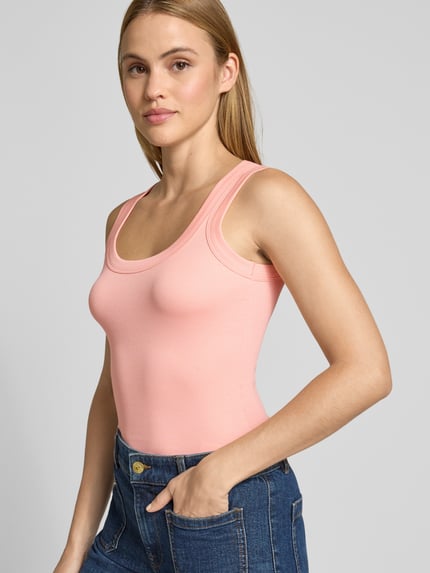 Frauenmodel trägt Tanktop in Ripp-Optik mit Rundhalsausschnitt von Marc Cain, Baumwoll-Elasthan-Mix, Slim-Fit, rosa, Ganzkörperansicht von vorne. Rückenlänge bei Größe 36: 57 cm