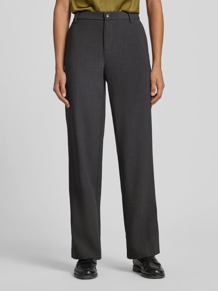 Vrouwenmodel draagt Straight Fit broek met steekzakken van Christian Berg Woman, mix met viscose, donkergrijs, Ganzkörperansicht van voren. Context: Dames broek van Christian Berg Woman, mix met viscose, straight fit, steekzakken, paspelzakken achter, bandwijdte bij maat 36: 38 cm, binnenbeenlengte bij maat 36: 78 cm.
