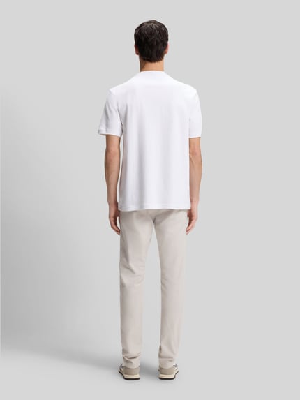 Männermodel trägt Regular Fit T-Shirt aus reiner Baumwolle Modell 'TE_INTERLOCK' von BOSS Orange, Optik: Unifarben, Ganzkörperansicht Rückansicht.