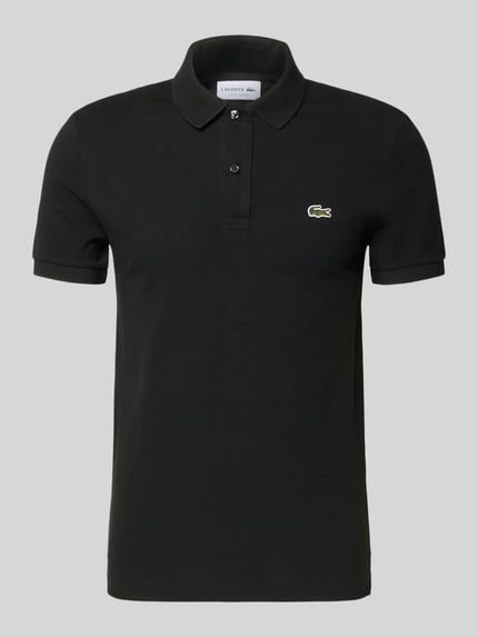 Produktfoto, Slim Fit Poloshirt aus reiner Baumwolle von Lacoste in Schwarz, unifarben, Piqué-Struktur, kurzarm, Logo-Stitching auf der Brust.