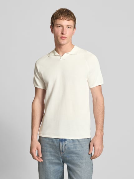 Mannenmodel draagt Regular Fit poloshirt met structuurpatroon model 'HILL' van Jack & Jones, puur katoen, v-hals, ruglengte maat M 66 cm, voorkant totale lichaamsweergave.