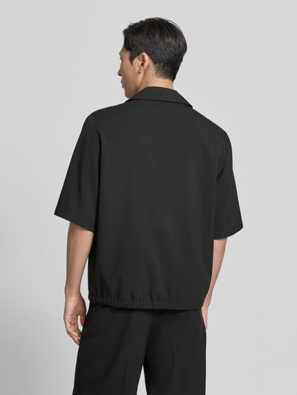 Männermodel trägt Relaxed Fit Hemdjacke mit Reverskragen von Lindbergh, czarny, gładka struktura, materiał z domieszką wiskozy, Ganzkörperansicht Rückansicht.