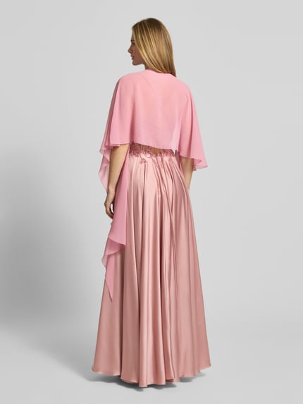 Vrouwenmodel draagt Stola uit Chiffon met knoopsluiting van Vera Mont, vloeiende stof, dames, achterkant volledige lichaamsopname.