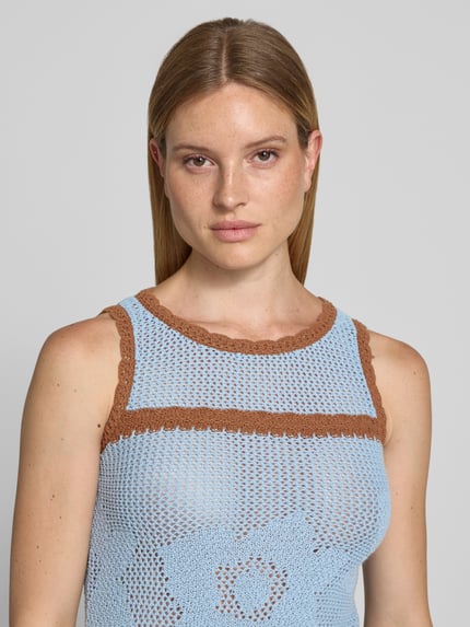 Vrouwenmodel draagt Strickkleid met ronde hals en contraststrepen van Jake*s Casual in katoenmix, lichtblauw met bruin, recht model, golvende zoom, midi-jurk, borstwijdte maat S 35 cm, detailopname bovenlichaam.