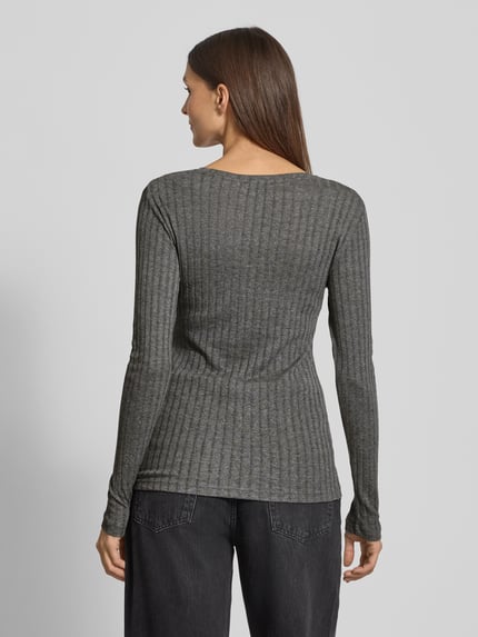 Frauenmodel trägt Slim Fit Langarmshirt aus Baumwoll-Modal-Mix von Marc O'Polo, kolor szary, prążkowana struktura, unifarben, widok z tyłu, Ganzkörperansicht Rückansicht.