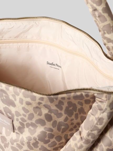 Produktfoto, Handtasche im Allover-Look Modell 'Puffy Diaper Bag' von STUDIO NOOS, Beige mit Leopardenmuster, Struktur weich, Label-Detail, Hauptfach mit Reißverschluss, Tragehenkel, Szerokość w rozmiarze 1: 57 cm, długość 42 cm, głębokość 9 cm, długość paska na ramię 74 cm