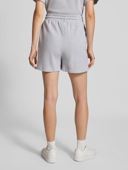 Männermodel trägt szorty z fakturowanym wzorem Shorts mit Strukturmuster Modell 'Elow' von OH APRIL z bawełny, krój regular fit, pas z trokiem, szary kolor, Szerokość w rozmiarze S: 39 cm, Długość wewnętrzna nogawki S: 9 cm, Ganzkörperansicht Rückansicht