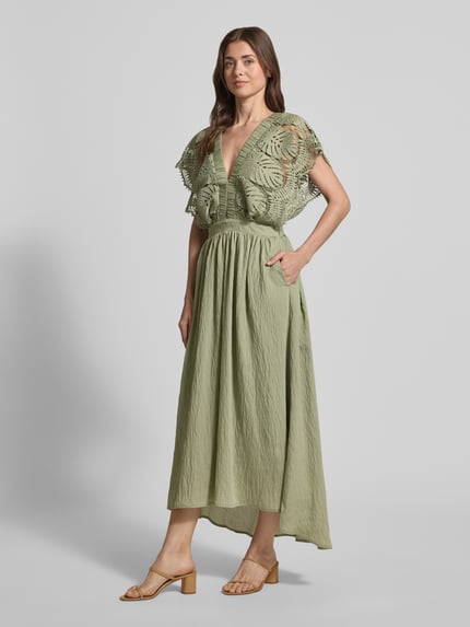 Modelka kobieca ma na sobie Midikleid mit Loch-Stickerei Modell 'Cole' od Copenhagen Muse, zielony, semi-transparentny modal-mix, krój dopasowany, kapturki na ramionach, długość do łydek, detal haftu, widok całej sylwetki z przodu.
