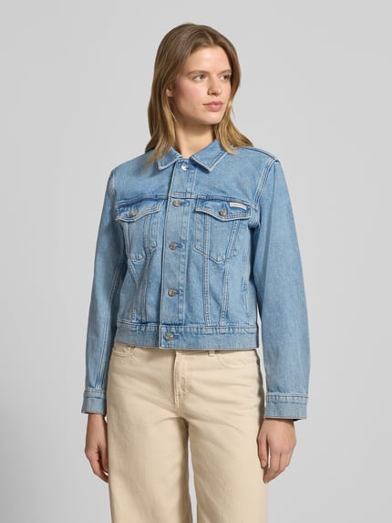 Frauenmodel trägt Regular Fit Jeansjacke mit Brusttaschen Modell 'Panama' von Calvin Klein Jeans aus hellblauem Baumwoll-Mix, Ganzkörperansicht von vorne.