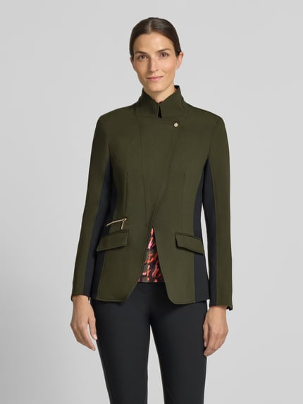 Frauenmodel trägt Slim Fit Longblazer mit Zweiwege-Reißverschluss von Marc Cain in Olivgrün mit schwarzen Einsätzen, glatter Stoff, Ganzkörperansicht von vorne, Damen Longblazer von Marc Cain.