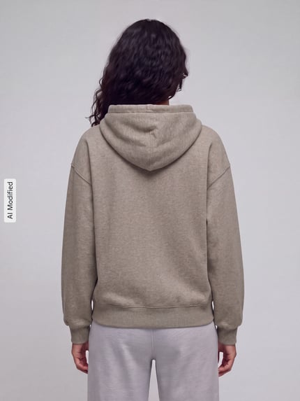 Frauenmodel trägt Regular Fit Sweatjacke aus Baumwoll-Mix von Levi's® in Beige, schlichte Textur, Ganzkörperansicht Rückansicht, KI-modifiziertes Bild.