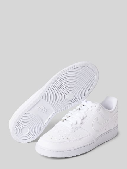 Produktfoto, Sneaker mit Logo Modell 'Court Vision Low' von Nike, weiße Farbe, runde Spitze, Schnürung, strukturierte Sohle, Herren Sneaker, Maße: Absatz 2 cm, Schafthöhe 8 cm, Schaftweite 10 cm.