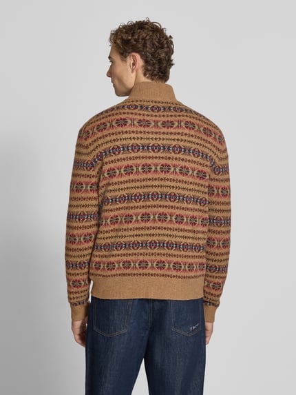 Männermodel trägt Regular Fit Pullover aus reiner Wolle von Polo Ralph Lauren mit Fair-Isle-Muster in Braun und Blau, Ganzkörperansicht Rückansicht. Herren Pullover von Polo Ralph Lauren.
