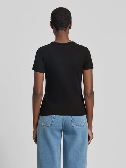 Kobiece model prezentuje damski t-shirt Slim Fit T-Shirt aus Baumwoll-Mix Modell 'KARDAA' od Armedangels, efekt: jednolity kolor, krój slim fit, wyhaftowane logo, okrągły dekolt, krótki rękaw, wykończenie materiału: drobne prążkowanie, mieszanka bawełny; widok całej sylwetki z tyłu.