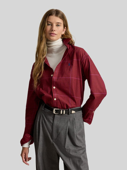 Kobieta nosi Regular Fit Freizeithemd aus reiner Baumwolle od Polo Ralph Lauren, wzór w kratkę, kolor wielokolorowy, krój regular fit, bawełna, widok na górną część ciała z przodu.