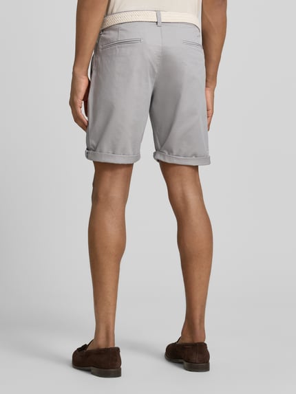 Männermodel trägt Bermudas mit Gürtel und Eingrifftaschen von MCNEAL in Hellgrau, Baumwoll-Mix, Straight Fit, Gesäßleistentaschen, Ganzkörperansicht Rückansicht.