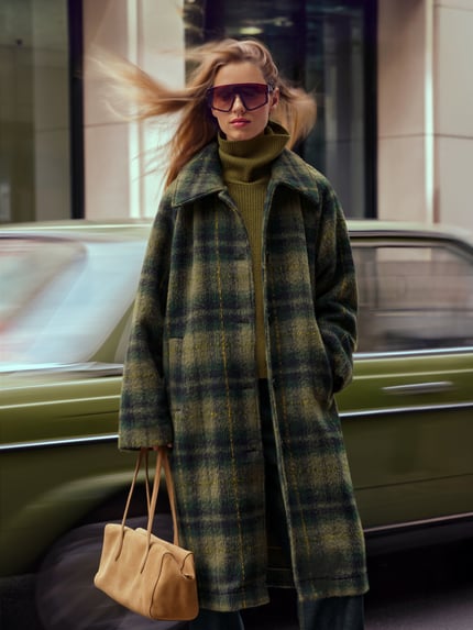 Kobiece modelka nosi Relaxed Fit Płaszcz z wykładanym kołnierzem i wpuszczanymi kieszeniami od Noisy May, listwa guzikowa, całkowity widok z przodu.