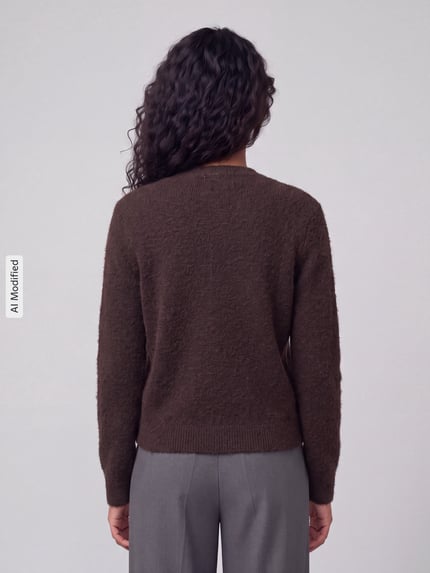 Frauenmodel trägt Regular Fit Strickjacke mit Woll-Anteil Modell 'MALOU' von PIECES in Braun, schlichte Struktur, Ganzkörperansicht Rückansicht, KI-modifiziertes Bild.