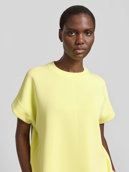 Frauenmodel trägt Relaxed Fit T-Shirt aus Modal-Mix von s.Oliver RED LABEL, Optik: Unifarben, Rundhals, Kurzarm, Materialverarbeitung: Scuba, Nahaufnahme Oberkörper