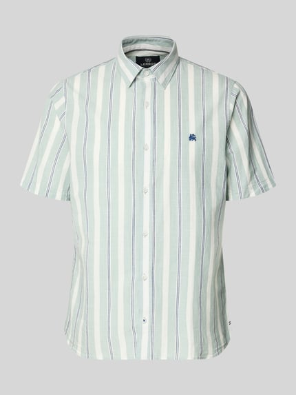 Produktfoto, Slim Fit Freizeithemd mit Logo-Stitching von Lerros, Reine Baumwolle, Kentkragen, kurzärmelig, grün-weiß gestreift, durchgängige Knopfleiste, Rückenlänge 75 cm, Schulterbreite 43 cm, Ärmellänge 26 cm