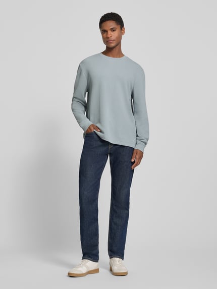 Männermodel trägt Regular Fit Langarmshirt aus Baumwoll-Mix Modell 'WE-TEMPEST' von BOSS Orange, Optik: Unifarben, Feinripp, Ganzkörperansicht von vorne.