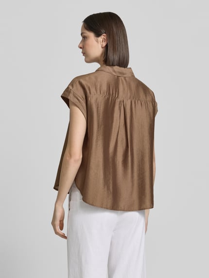 Frauenmodel trägt Regular Fit Bluse aus Lyocell-Mix Modell 'Zamin' von Someday, braun, verdeckte Knopfleiste, Rückenansicht, Ganzkörperansicht Rückansicht.