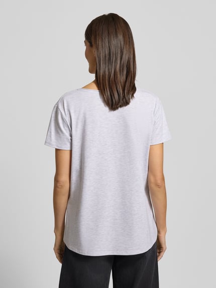 Modelka prezentuje T-shirt mit Label-Print od miss goodlife z bawełny, luźny krój, dekolt w serek, długość tyłu 65 cm, całkowity tył