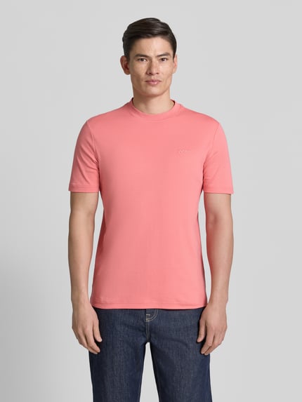 Męski model nosi Regular Fit T-Shirt aus reiner Baumwolle Modell 'TE_INTERLOCK' von BOSS Orange, kolor różowy, gładka faktura, okrągły dekolt, krótki rękaw, jersey, detal z logo, Ganzkörperansicht von vorne.