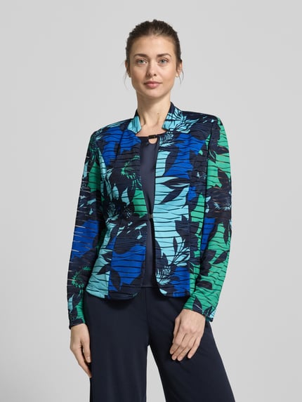 Vrouwenmodel draagt Slim Fit Blazer im Allover-Look van Vera Mont, blauw-groen dessin, materiaal-mix met stretch en opstaande kraag, allover-print, slim fit, ruglengte 60 cm bij maat 36, volledige vooraanzicht bovenlichaam.