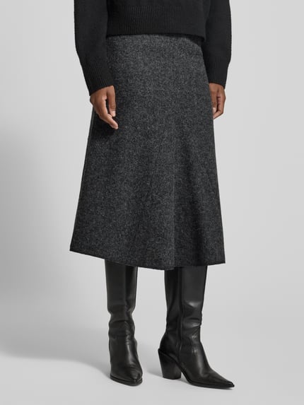 Vrouwenmodel draagt Midirok aus Viskose-Baumwoll-Mix van Christian Berg Woman in donkergrijs met A-lijn en deelnaden, bandwijdte 38 cm, totale lengte 81 cm, nahaufnahme onderlichaam.